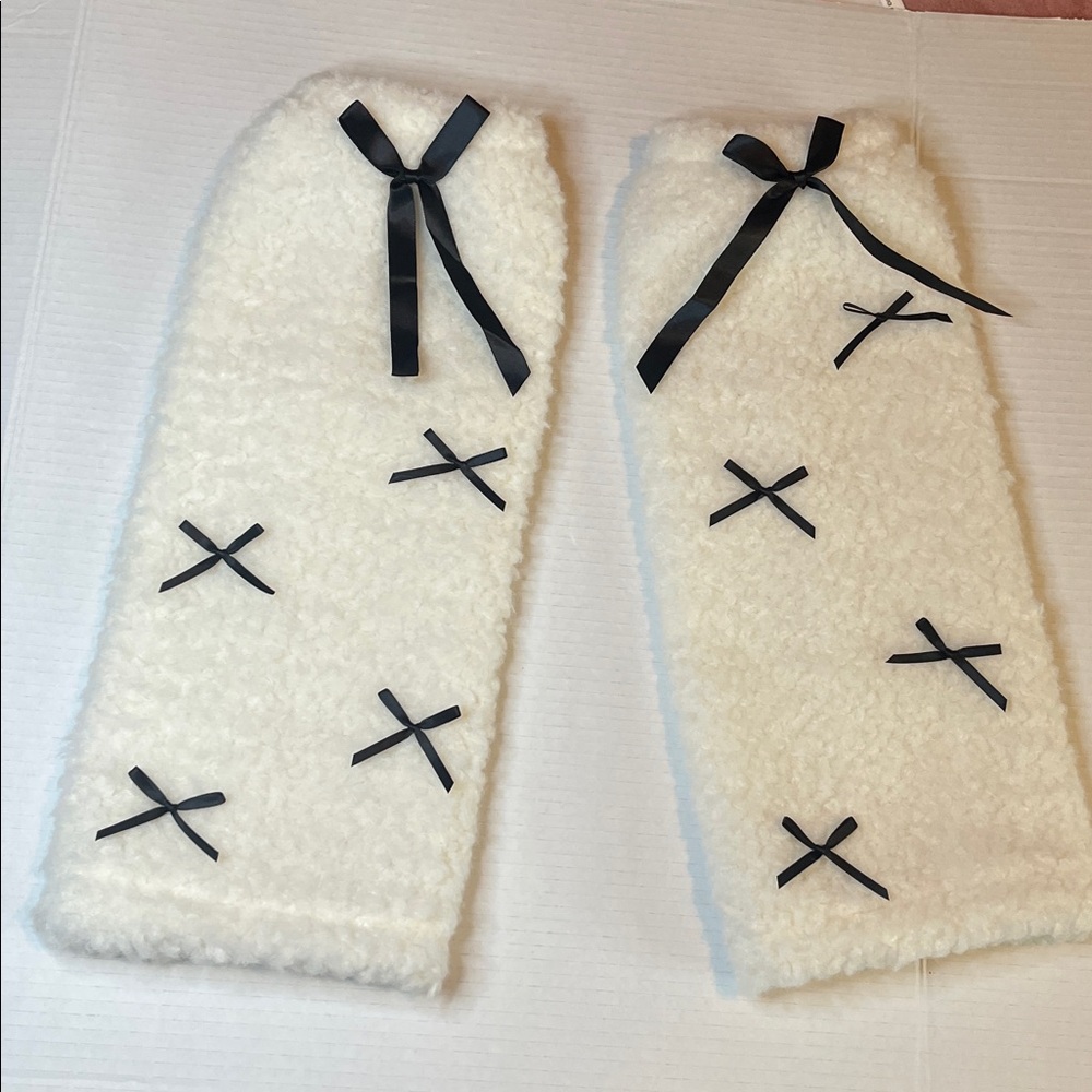 Cozy White Leg Warmers with Black Bows - Picture 7 of 8